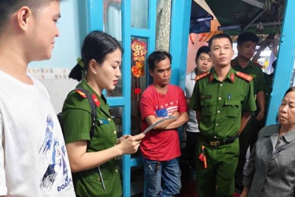 Boc go o ma tuy giua 'pho Tay' Bui Vien tai TP.HCM hinh anh