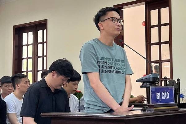 Nhom giang ho xong vao quan ca phe bat coc co gai giua ban ngay hinh anh