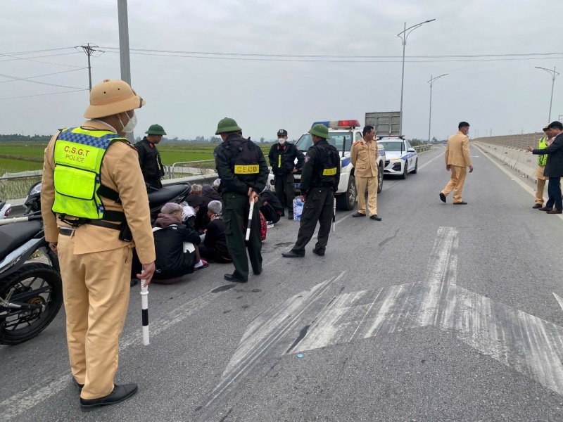 Thao bien so xe,  Nao loan cao toc anh 2