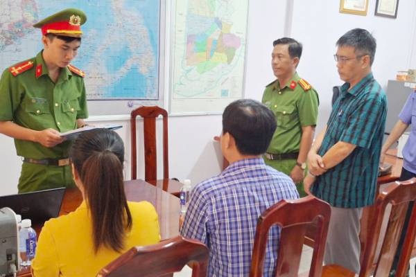 Bat 2 can bo So NN&MT Ca Mau vi nhan hoi lo khi dang kiem tau ca hinh anh