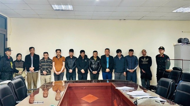 Gan 100 canh sat,  Kham xet dien rong anh 3