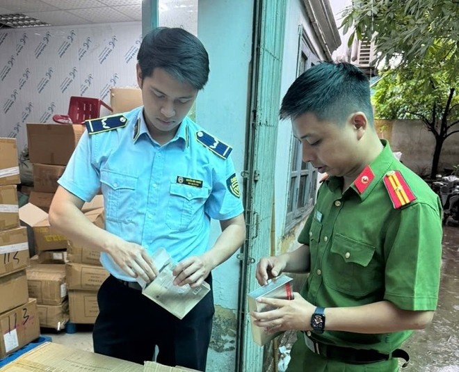 Phat hien 15.000 san pham mat na duong da nhap lau o Ha Noi hinh anh