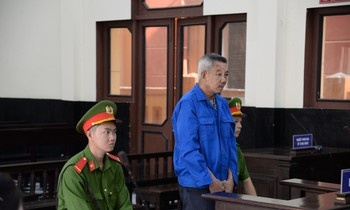 Danh ban nhau tu vong vi tieu tien trong nha hinh anh