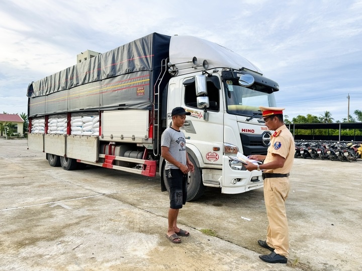 Pham Tan Tam,  Hoai Nhon Dong,  Cua khau Lao,  Km32,  Tram CSGT Phu Loc anh 1