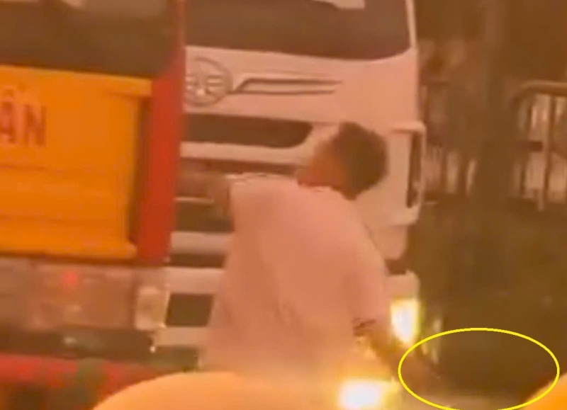 Truy xet doi tuong dap vo kinh xe, gay roi trat tu cong cong hinh anh