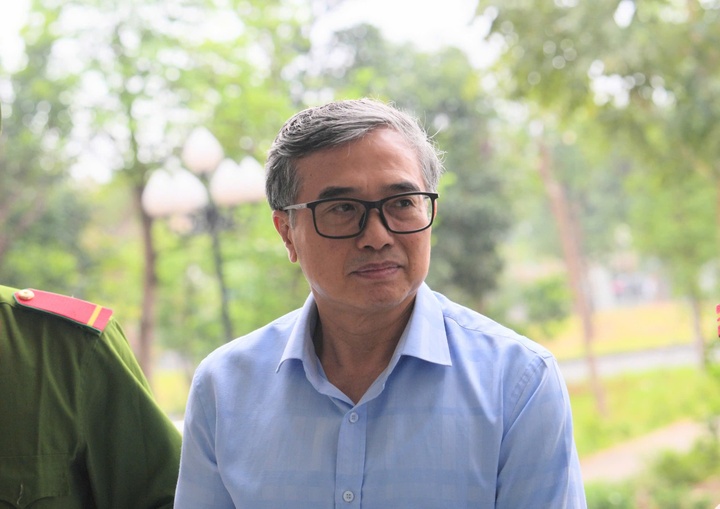 Cuu Thu truong Hoang Quoc Vuong khai da nhan 'cam on' 1,5 ty dong hinh anh