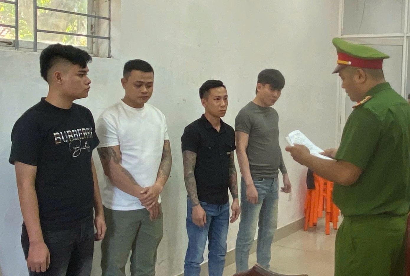 Mau thuan khi moi bia, dung kiem tan cong ban nhau hinh anh