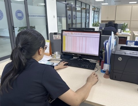 No thue, 17 giam doc doanh nghiep bi canh bao tam hoan xuat canh hinh anh