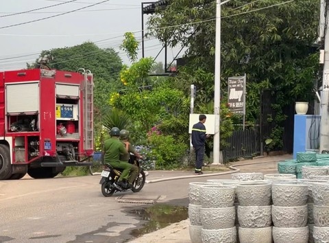 Giai cuu doi nam nu bi thanh nien dung vat giong sung khong che hinh anh