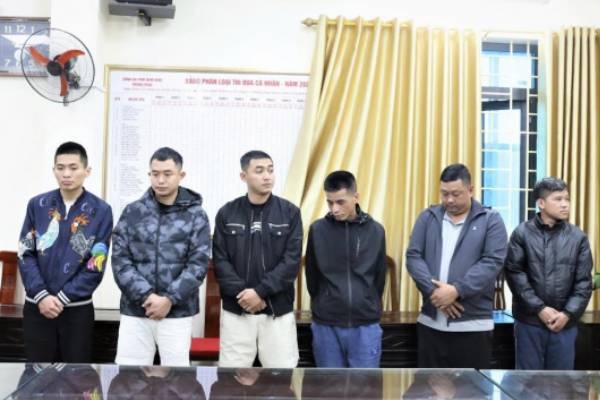 6 thanh nien 'hop hoi' xoc dia nhan dip nghi le hinh anh