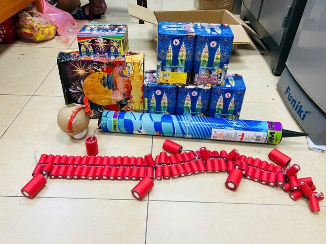 Khoi to doi tuong cat giau 19 kg phao no trong nha hinh anh