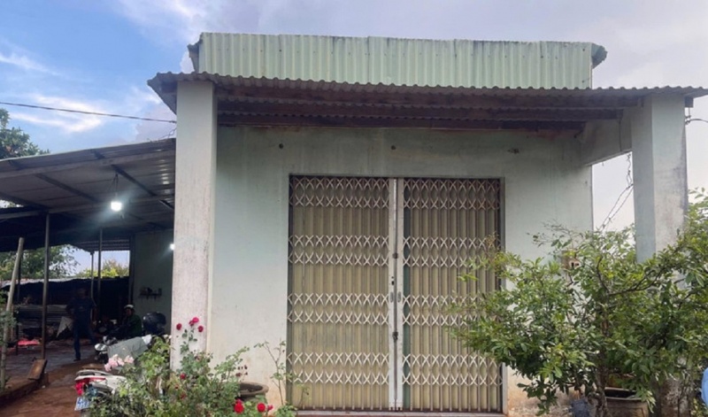 Tu vong bat thuong,  Trong can nha,  Dong kin cua anh 1