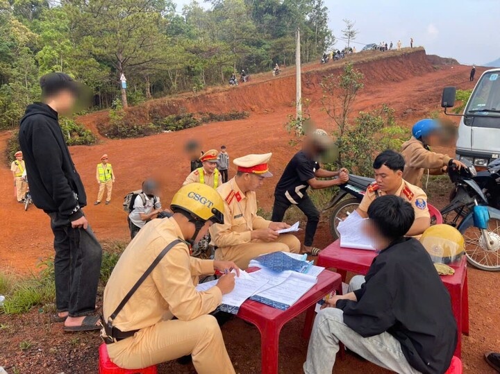 Net po di 'san may' song ao, hon 80 thanh nien bi xu ly hinh anh