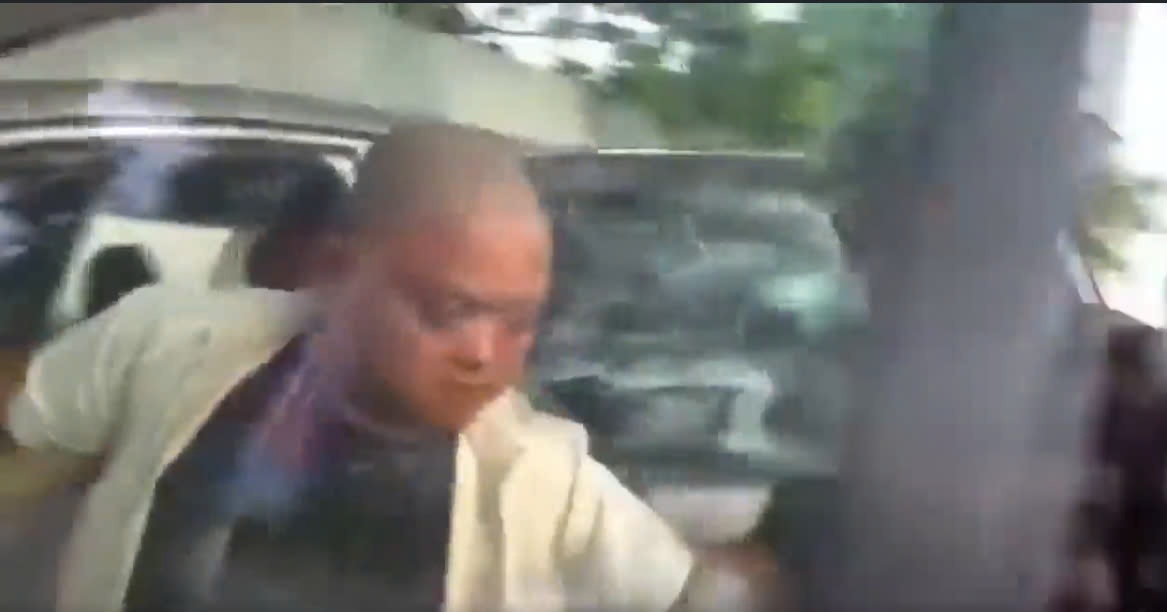 Video cong an giai cuu co gai bi bat coc hinh anh