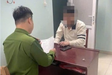 Bia 'bien cang lien hoan 20 mang' cau like, thanh nien nhan ket dang hinh anh