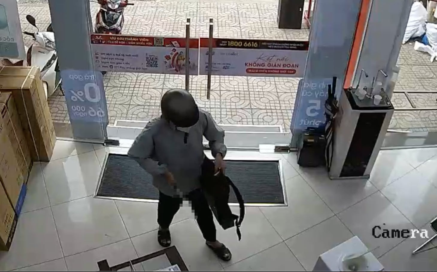 Phut cam dao,  Cuop hon 152 trieu,  Cua hang FPT anh 2