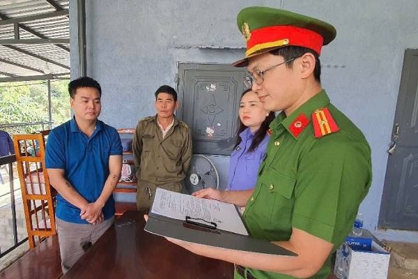 Bat giu cap vo chong lua dao hon 80 ty dong hinh anh