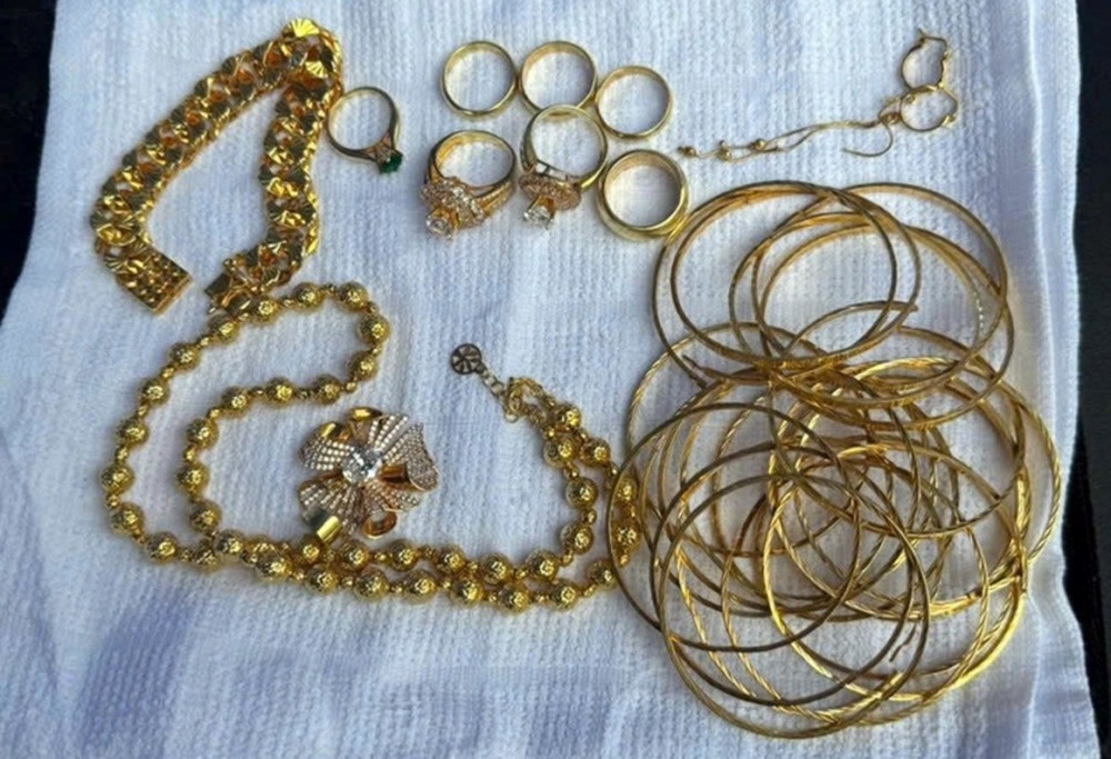 Nguoi phu nu no nan, mang vang di ban roi dung chuyen bi cuop hinh anh