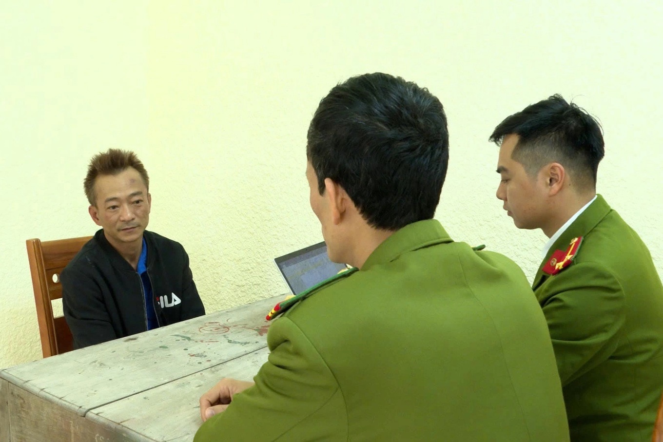 Tai xe oto,  Uong 1 lit ruou,  Keo le xe may anh 1