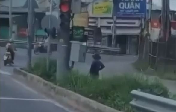 Nguoi trum kin mat dot ngot bam den do, xe khong dung kip o TP.HCM hinh anh