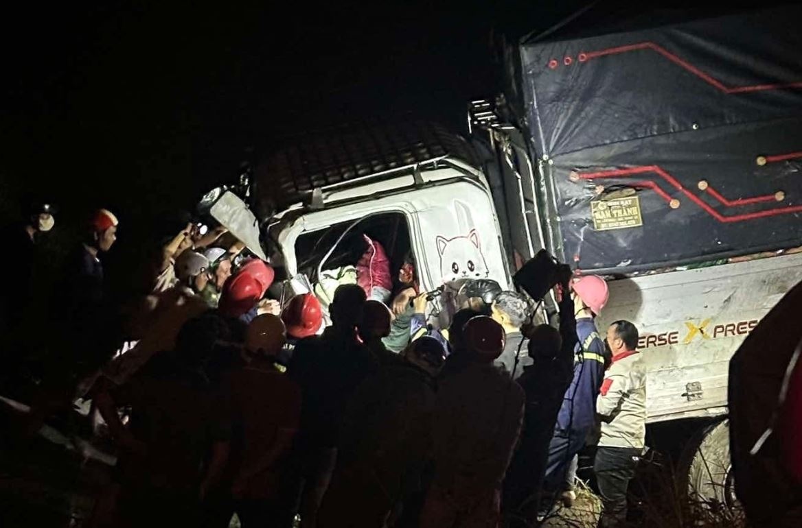 Tai nan lien hoan 3 xe tai o Binh Dinh, 5 nguoi bi thuong hinh anh