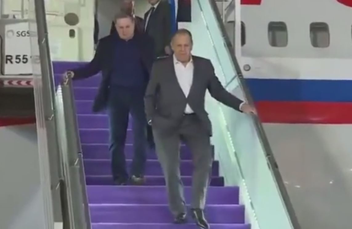Ong Lavrov dut tay vao tui quan khi xuong may bay o Saudi Arabia hinh anh