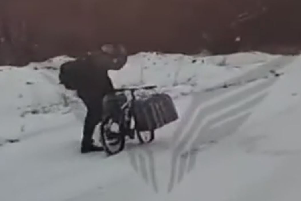 Dan thuong Ukraine 'chao hoi' drone Nga dang san lung muc tieu quan su hinh anh