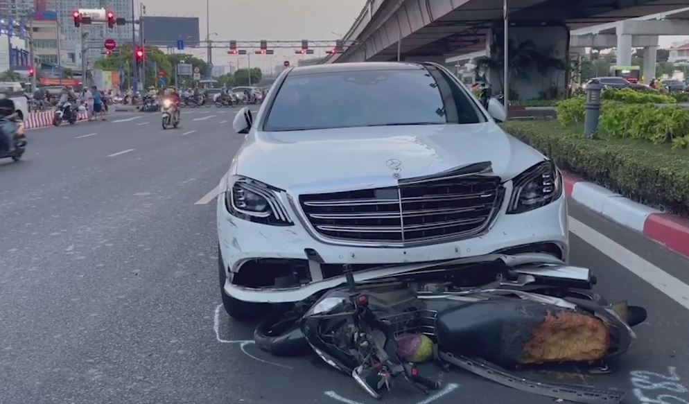 Hien truong vu xe Mercedes tong loat xe may o Thu Duc hinh anh