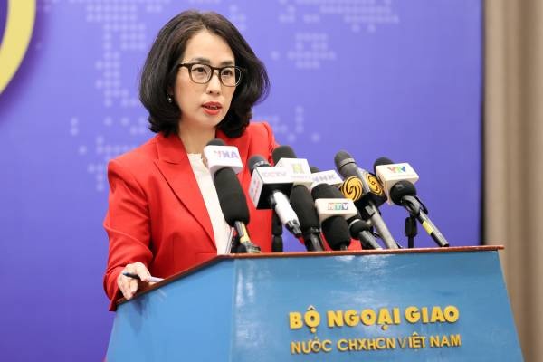 Viet Nam noi gi ve tin My yeu cau cac quan chuc khong du ky niem 30/4 hinh anh