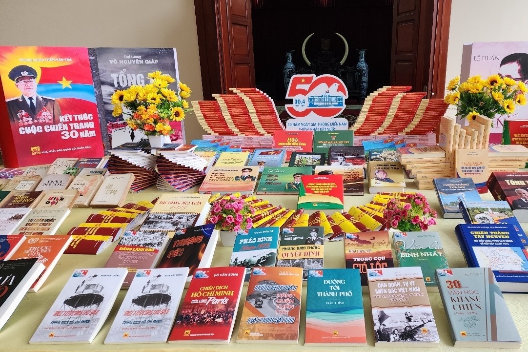 Trung tuong Truong Thien To danh gia cao bo sach 50 nam thong nhat hinh anh