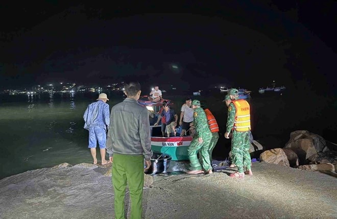 Phat hien them mot thi the trong vu chim tau ca o bien Khanh Hoa hinh anh