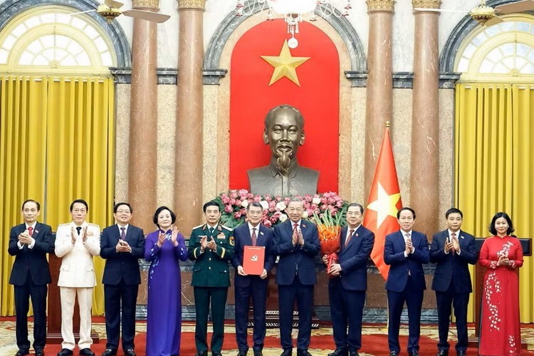 Tong Bi thu, Chu tich nuoc trao Quyet dinh bo nhiem cac thanh vien Chinh phu hinh anh
