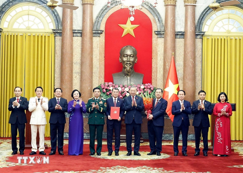 Tong Bi thu, Chu tich nuoc trao Quyet dinh bo nhiem cac thanh vien Chinh phu hinh anh