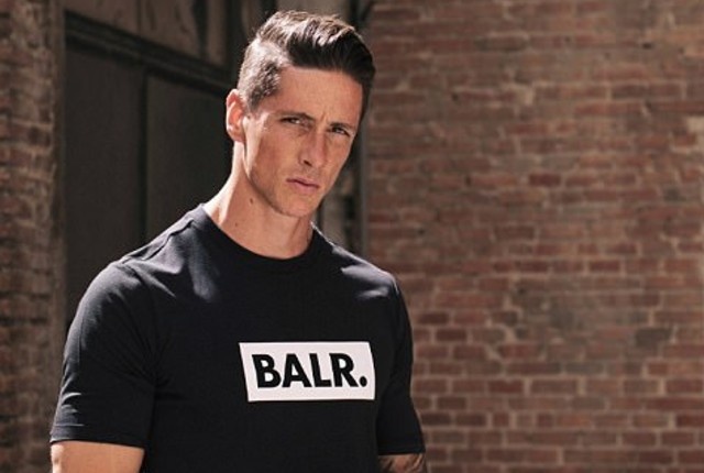 Torres khoe ve dien trai khi hoa than lam nguoi mau hinh anh