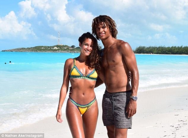 Depay deo day chuyen MU anh 8