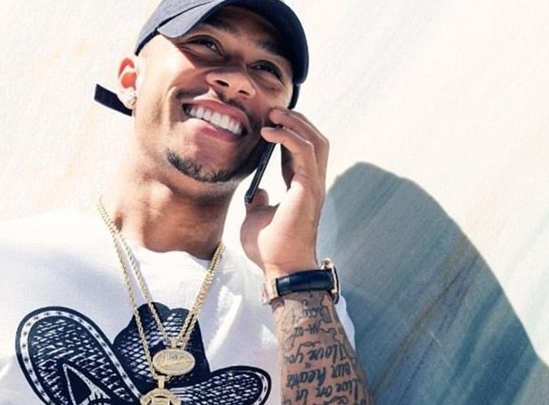 Memphis Depay bay to tinh yeu voi MU trong ky nghi hinh anh