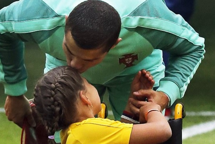 Hanh dong dep cua Ronaldo trong tran thang chu nha Nga hinh anh