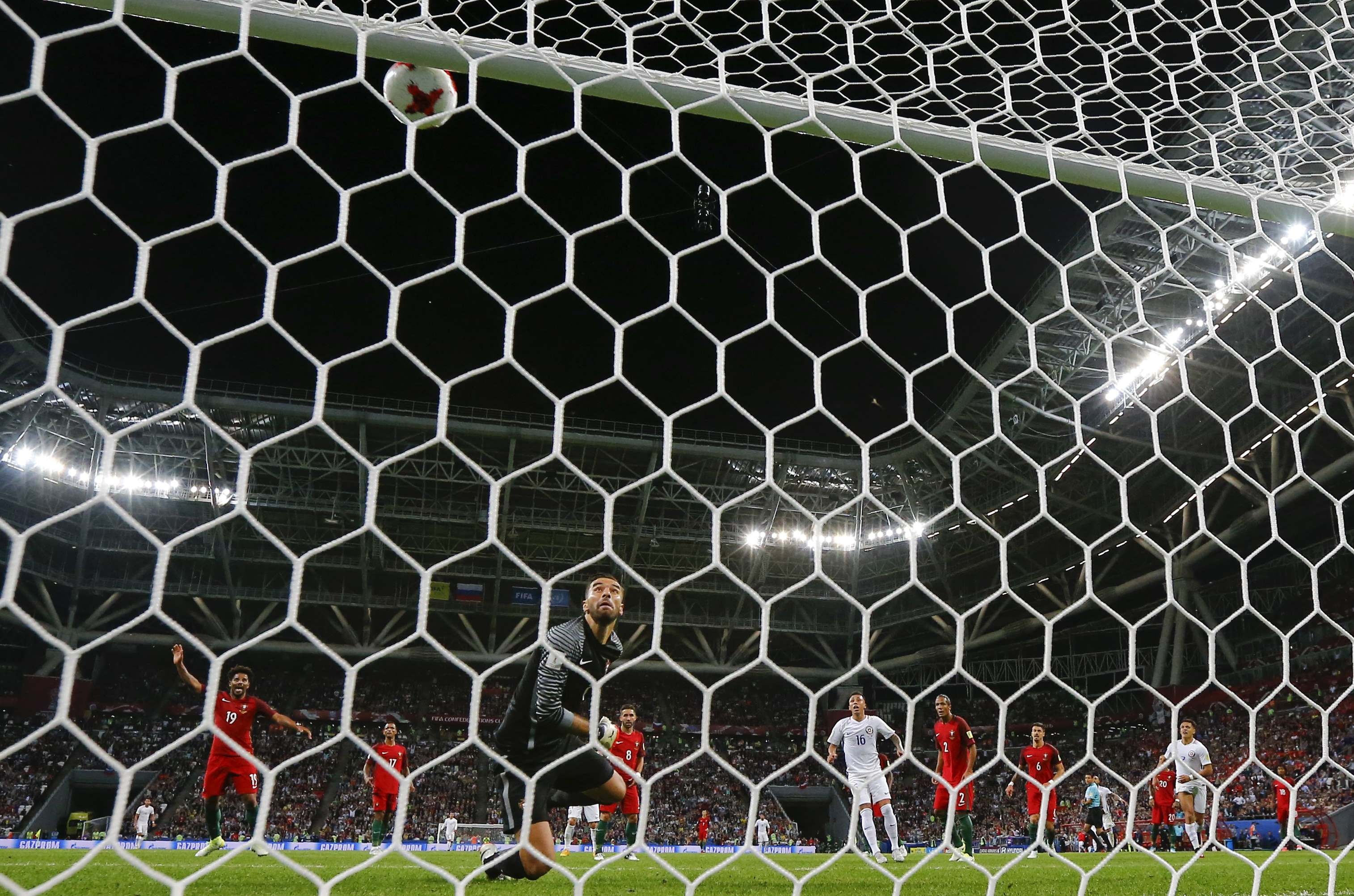 Ronaldo bat luc truoc Chile anh 11