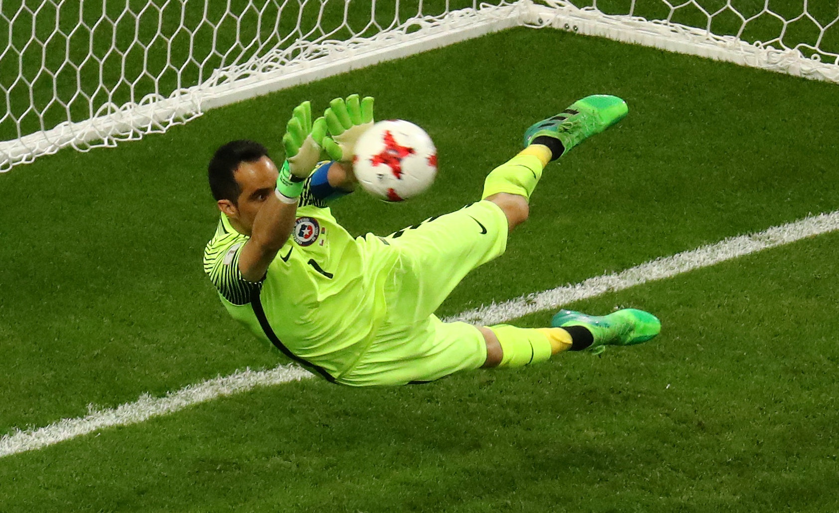 Ronaldo bat luc truoc Chile anh 12