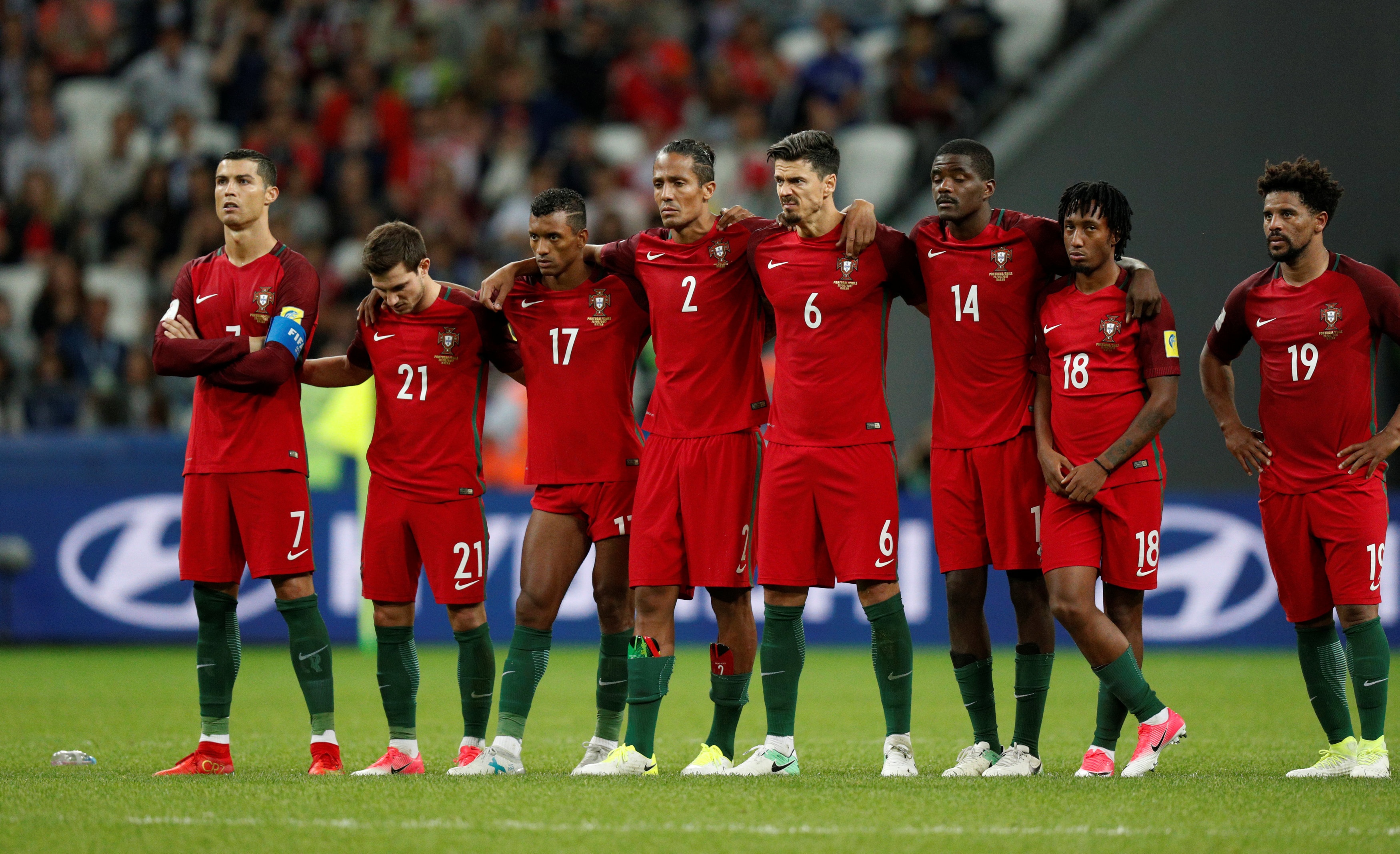 Ronaldo bat luc truoc Chile anh 14