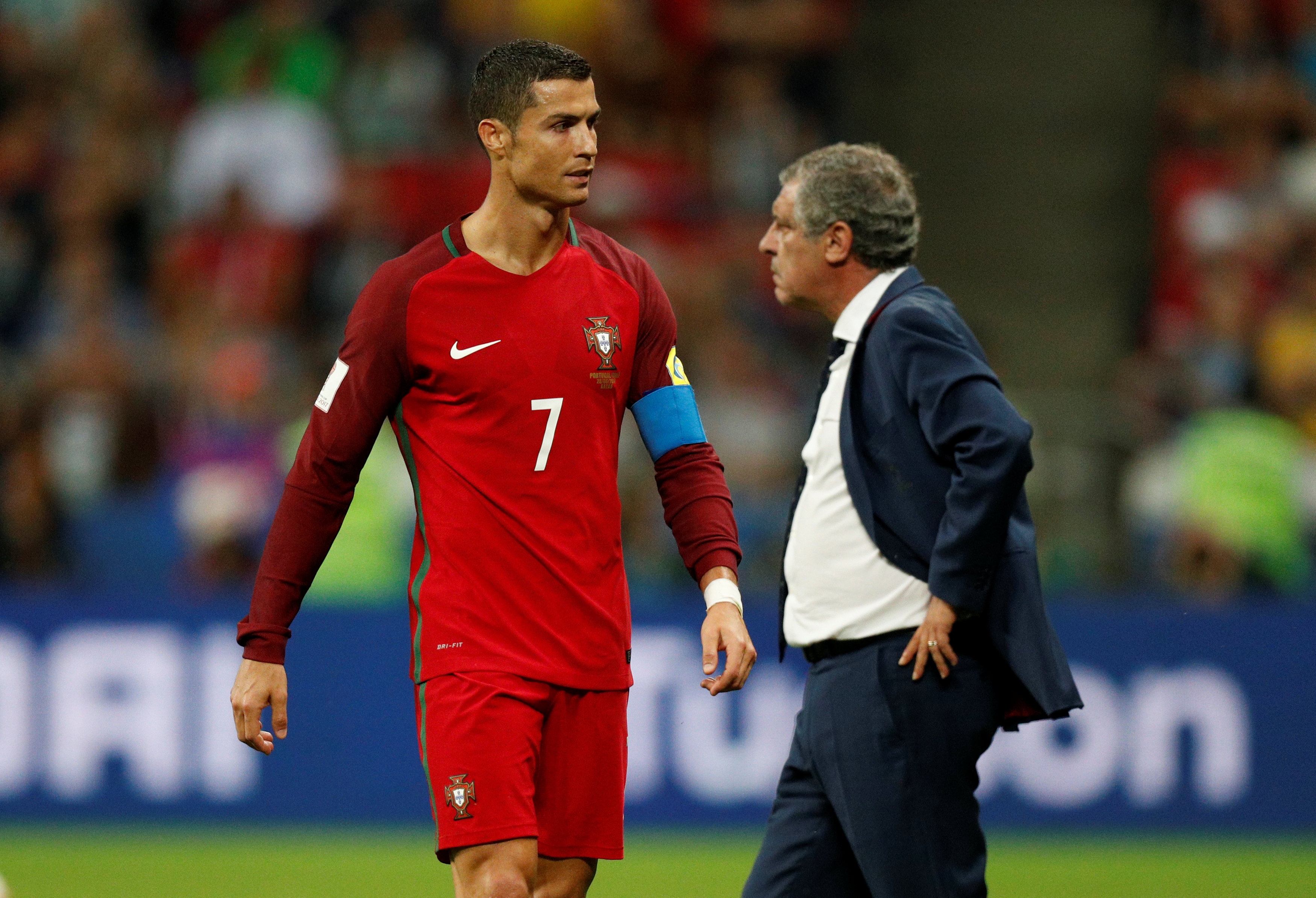 Ronaldo to thai do voi dong doi sut hong penalty anh 1