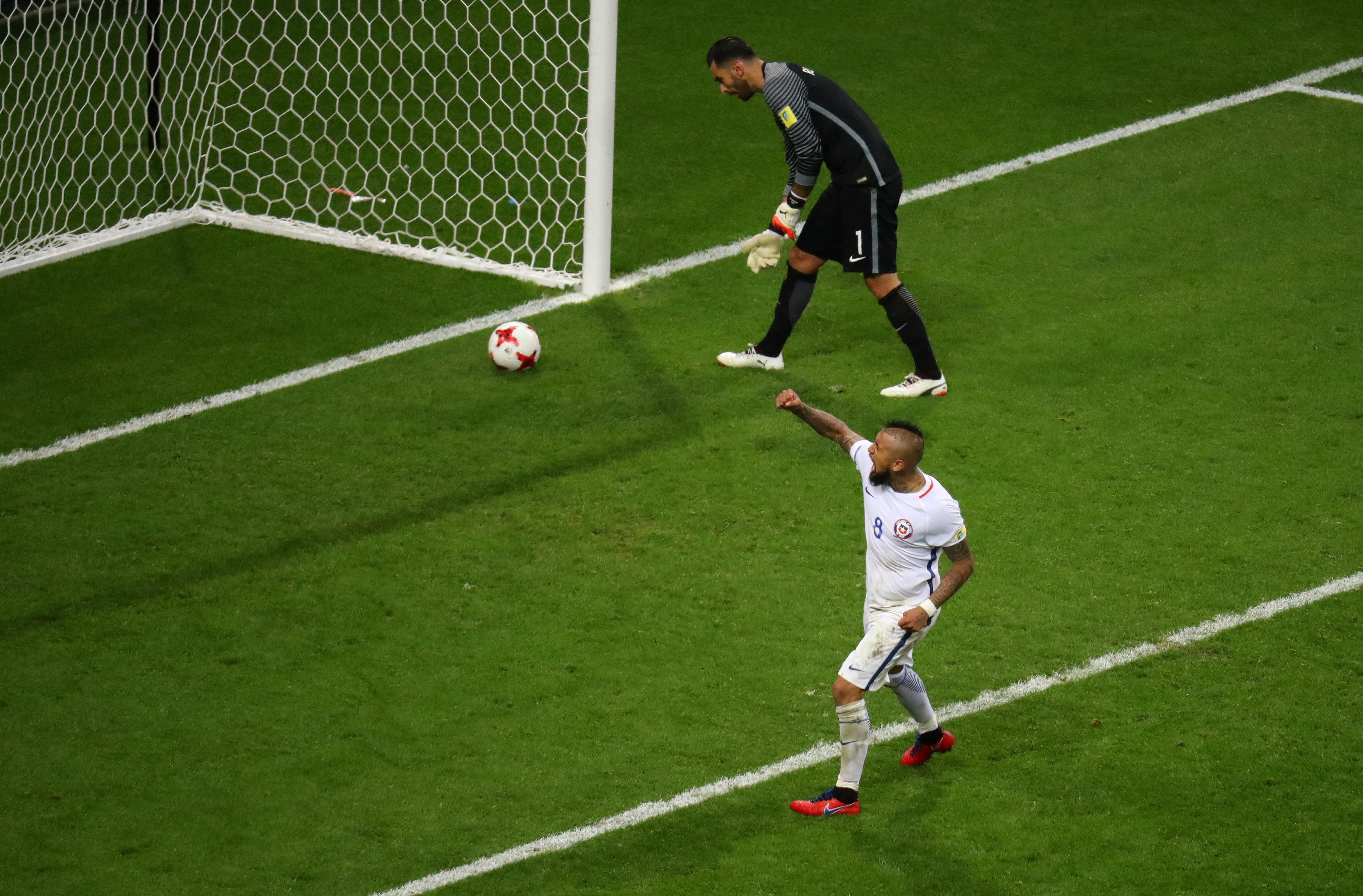 Ronaldo to thai do voi dong doi sut hong penalty anh 2