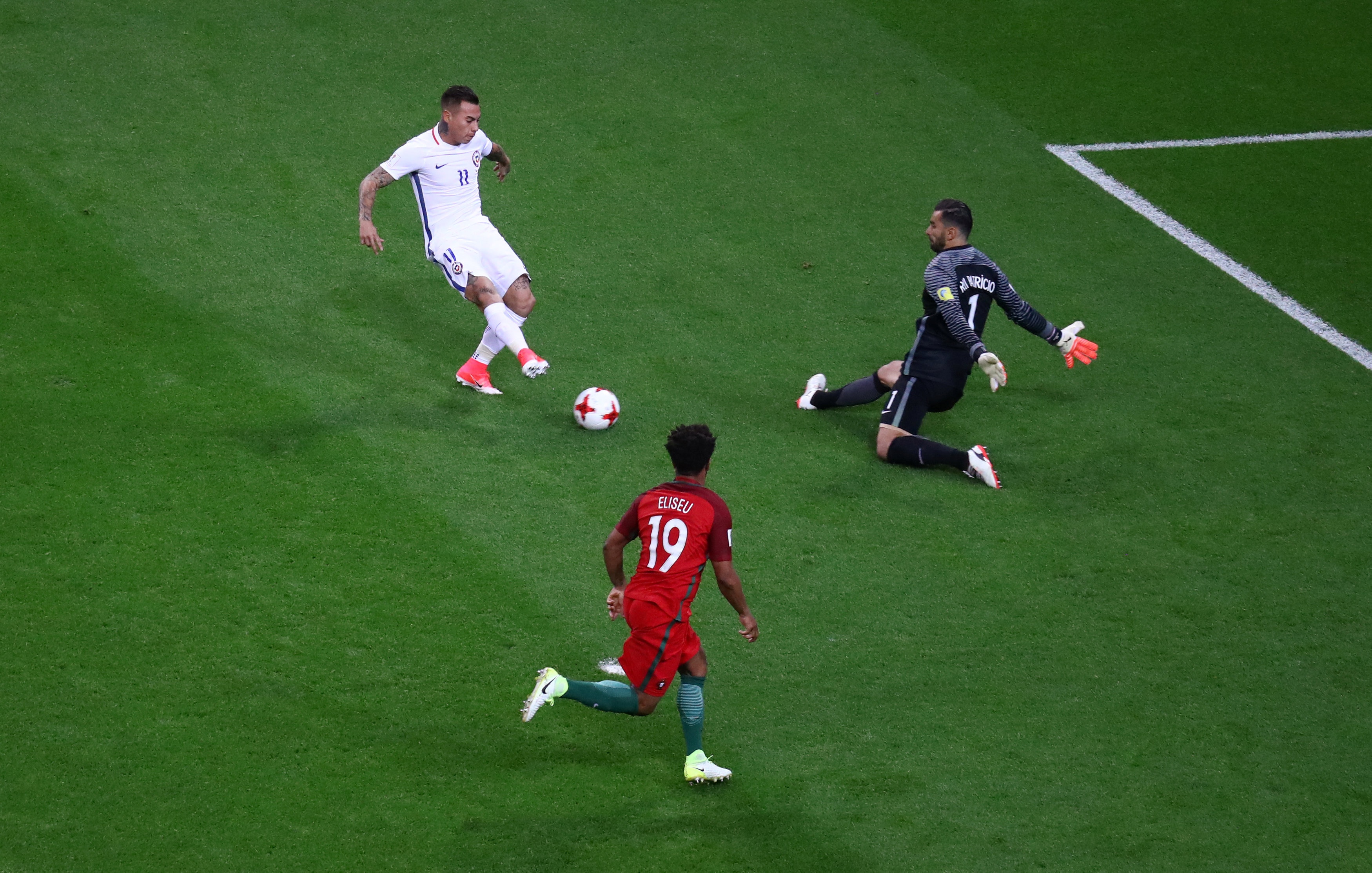 Ronaldo bất lực trước Chile ảnh 3 Ronaldo bat luc truoc Chile anh 3