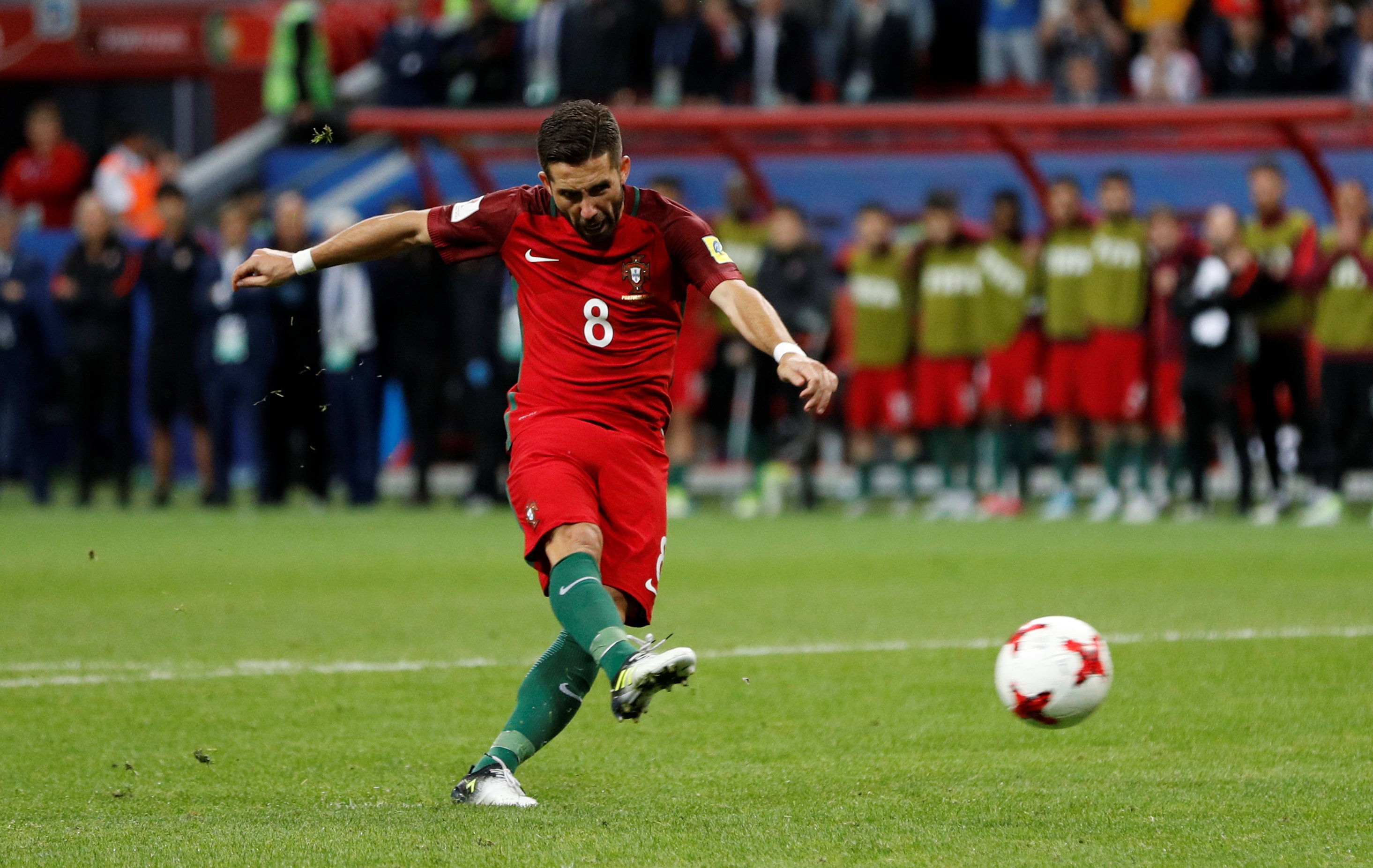 Ronaldo to thai do voi dong doi sut hong penalty anh 5