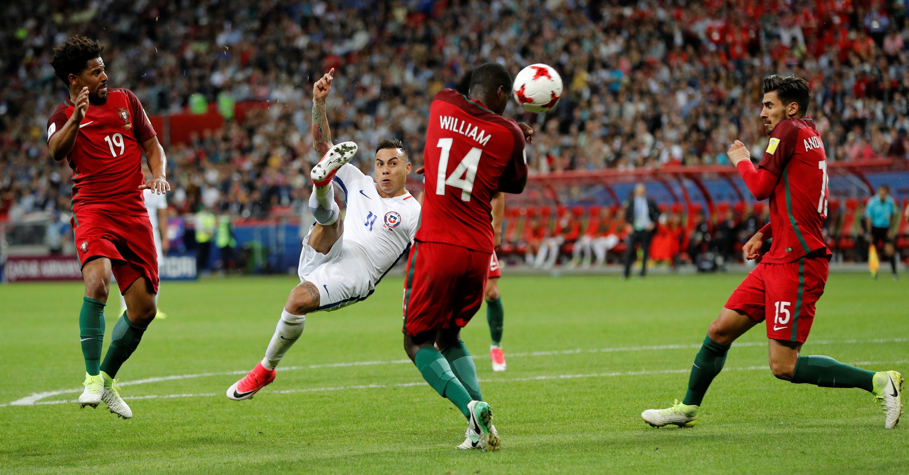 Ronaldo bất lực trước Chile ảnh 7 Ronaldo bat luc truoc Chile anh 7