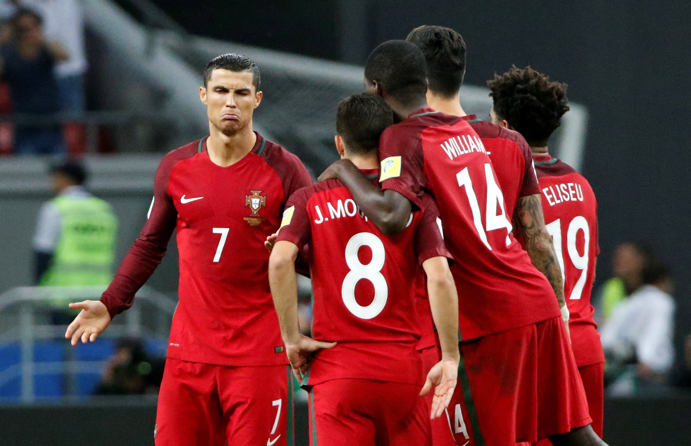 Ronaldo to thai do voi dong doi sut hong penalty anh 7