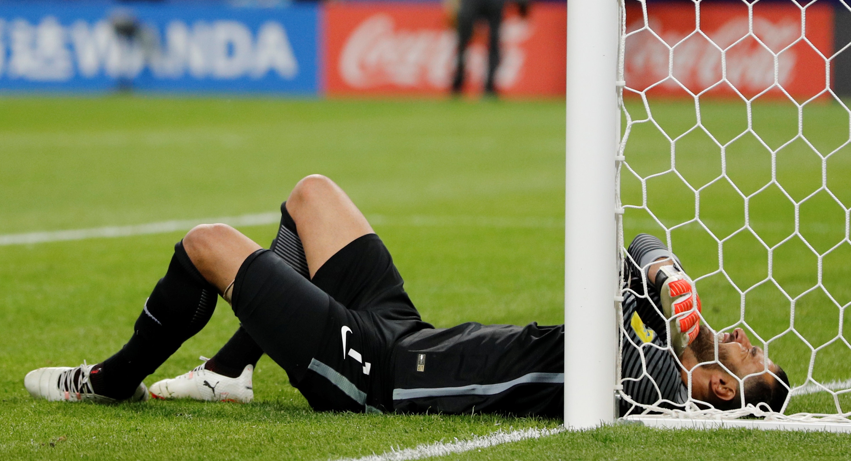 Ronaldo bat luc truoc Chile anh 8