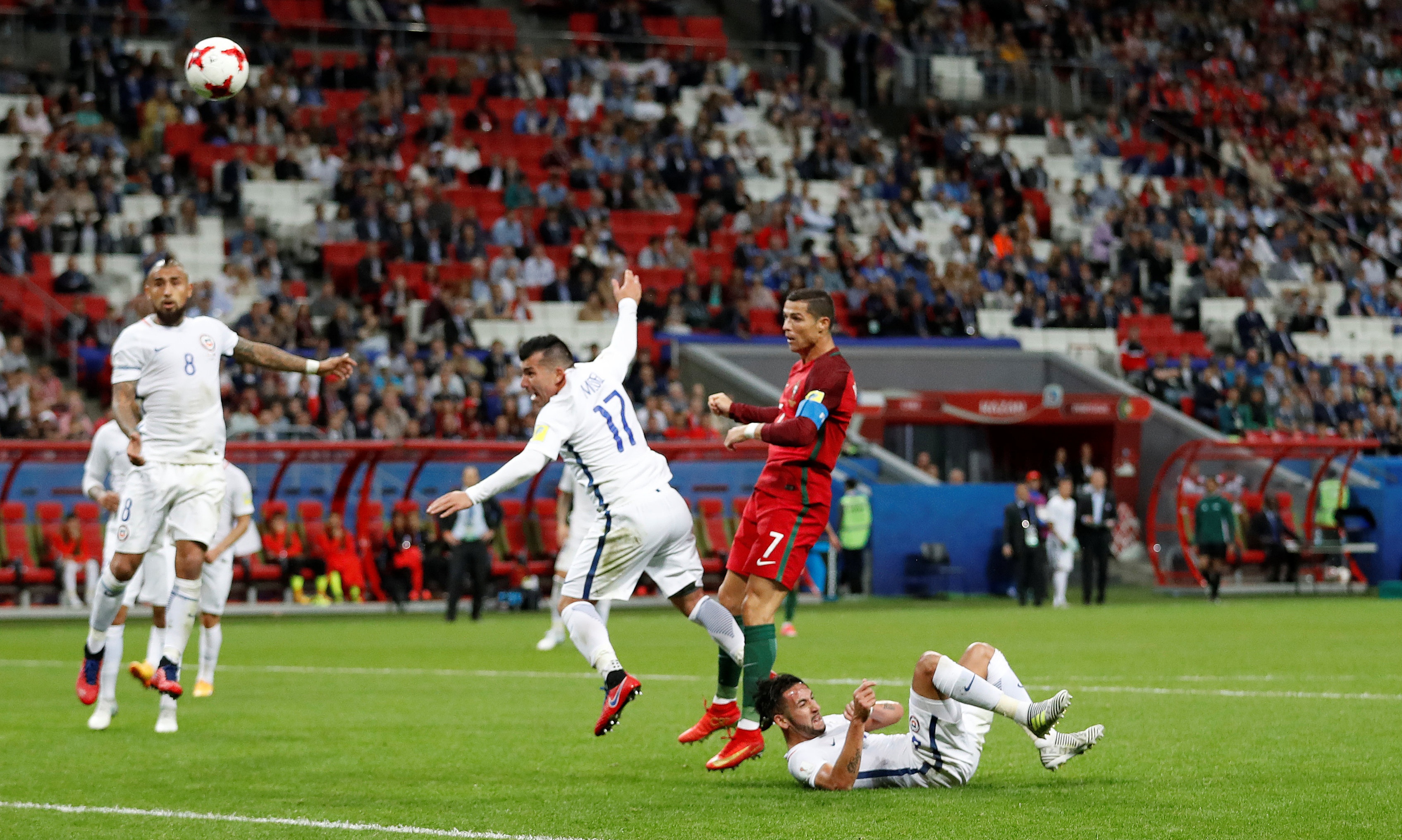 Ronaldo bat luc truoc Chile anh 9