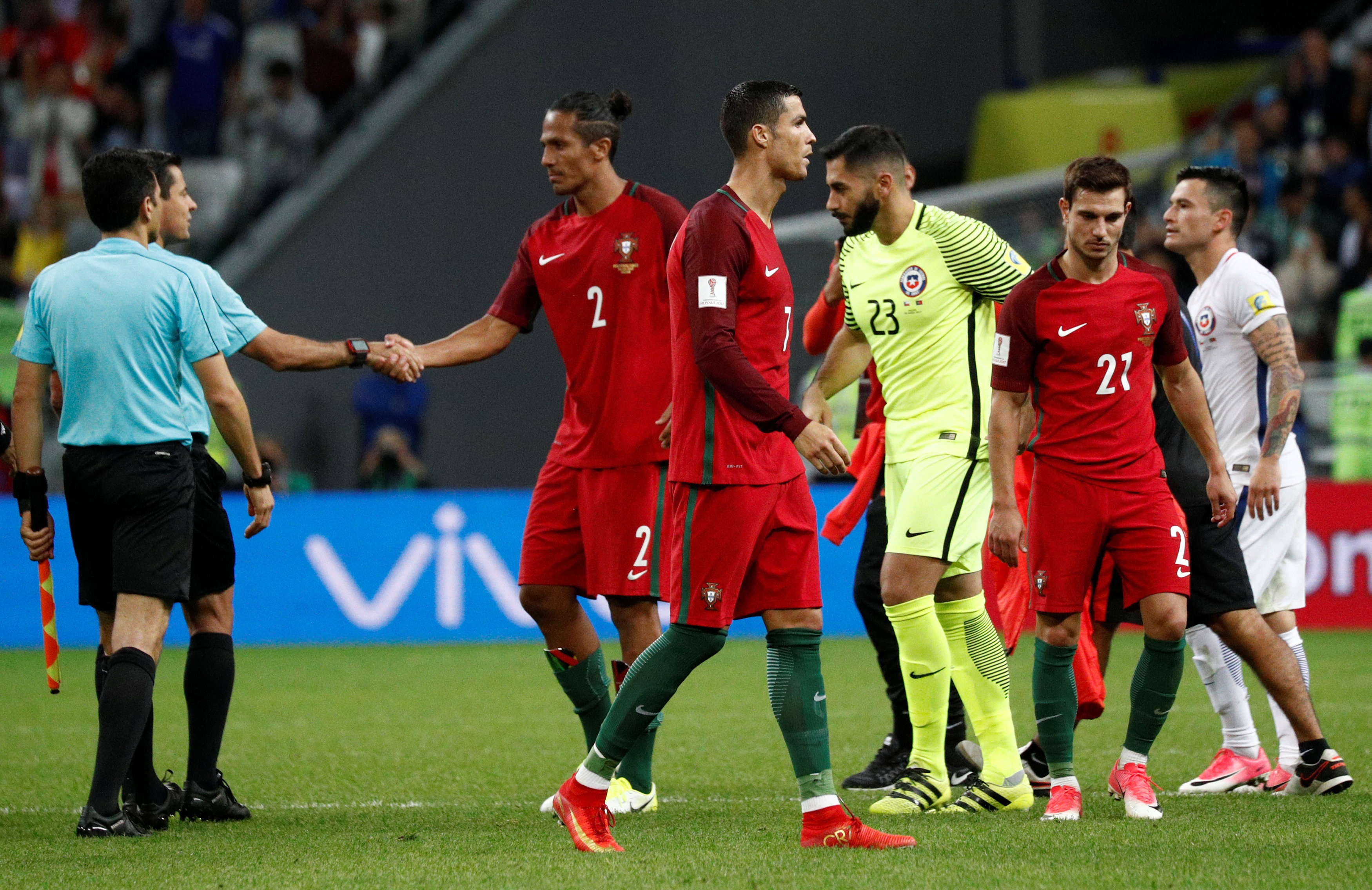 Ronaldo to thai do voi dong doi sut hong penalty anh 8