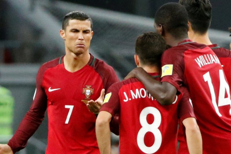 Ronaldo to thai do voi dong doi sut hong penalty hinh anh